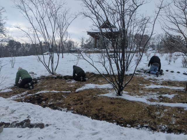 Volunteers in the snow Dec 16, 2019